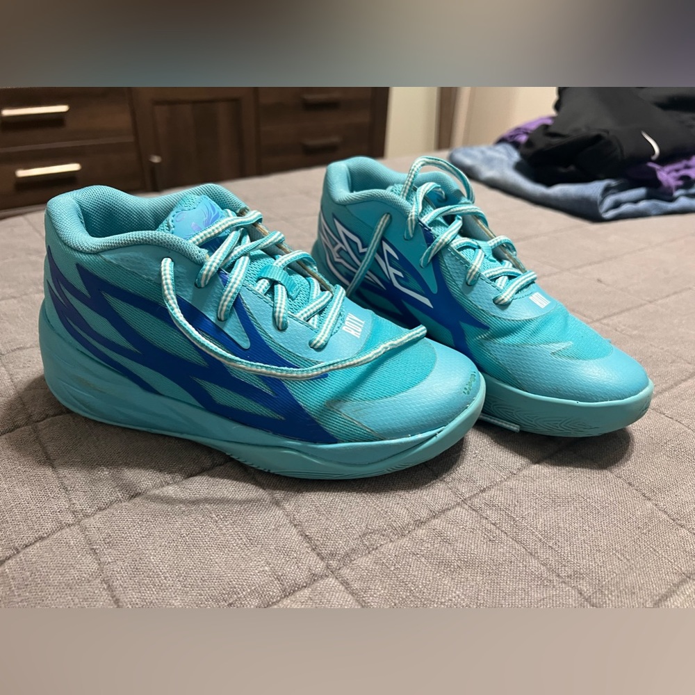 Boys Melo basketball shoes. Excellent condition!